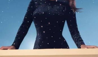 إليسا باكية: تقديم مساعدات للبنان على الهواء أمر مذل