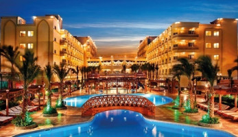 وزير السياحة يقرر إعادة تراخيص 3 فنادق في البحر الأحمر