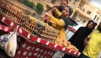 القصة الكاملة لإلغاء انتداب موظفة القاهرة الجديدة لإهانتها بائع عربة تين