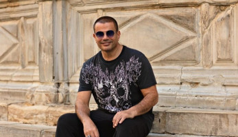 عمرو دياب يعلن عن أول حفل أون لاين له قريبًا