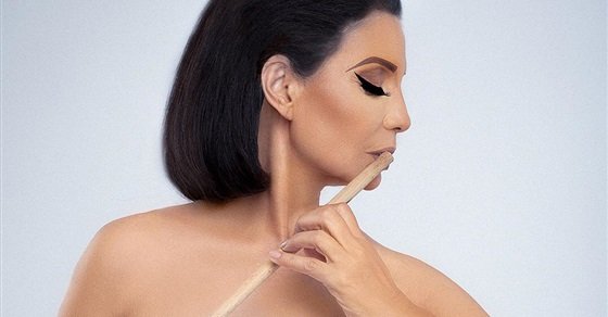 بالطابع المصري القديم... سوسن بدر تبهر متابعيها بملامحها الفرعونية
