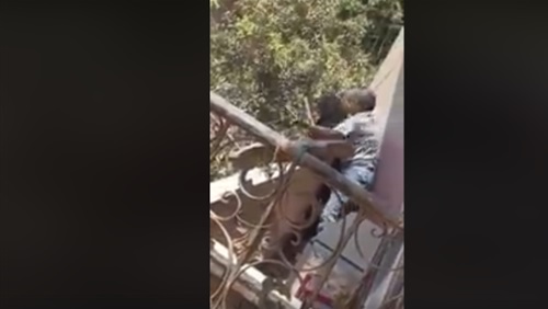 سيدة البلكونة بحلوان: «طلبت منه يصرف عليا جرجرني وحلف يرميني»