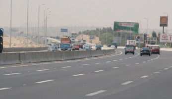 كشف ملابسات فيديو جلوس مواطن أعلى شنطة سيارة ملاكي بالطريق الدائري