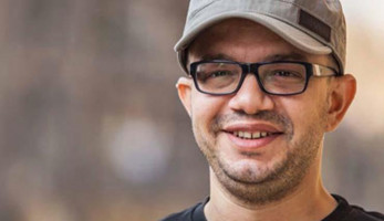 عمر طاهر يهاجم صناع فيلم "الخطة العايمة": "ده شغل تاجر عربيات مسروقة"