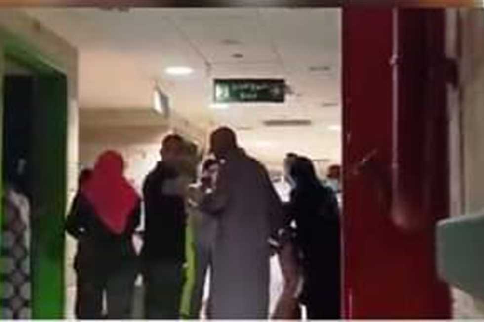 جامعة القاهرة ردًا على فيديو شجار قصر العيني: أم الطفل ألقت على ابنها المياه أثناء علاجه من الحروق
