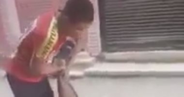 شاب يسحل رجلا مسنا فى الشارع ويهدده: هتتعلم الأدب ولا أموتك.. فيديو وصور