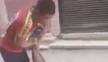 شاب يسحل رجلا مسنا فى الشارع ويهدده: هتتعلم الأدب ولا أموتك.. فيديو وصور