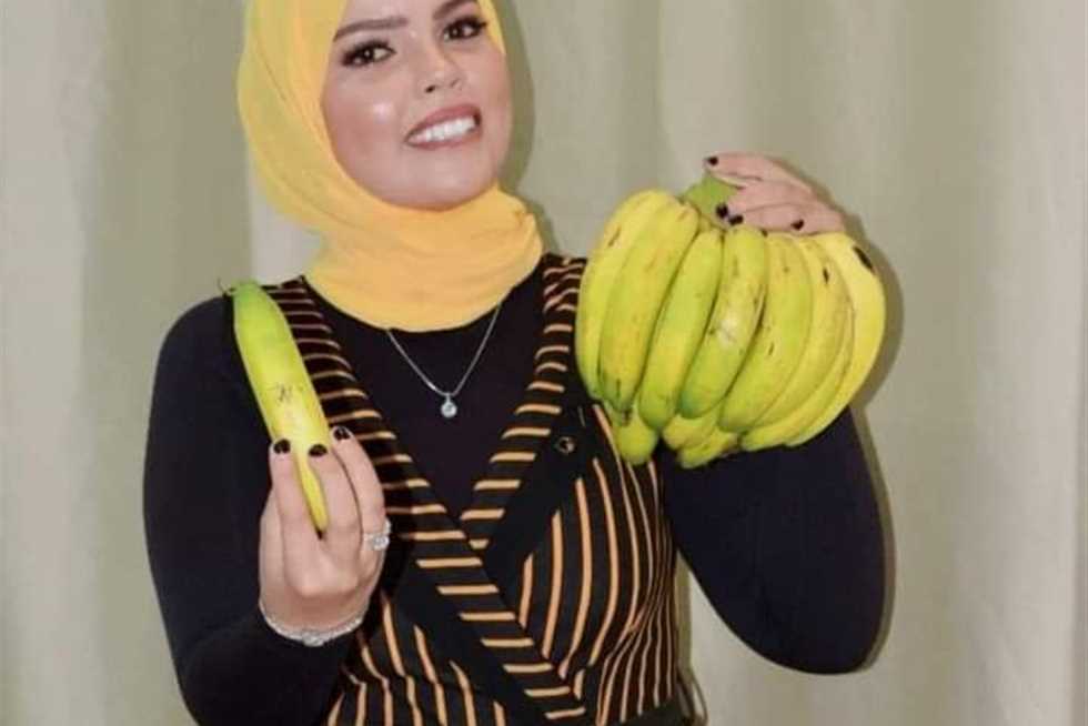المرشحة صاحبة فكرة تعدد الزوجات تثير الجدل من جديد بجلسة تصوير مع رمزها الانتخابي