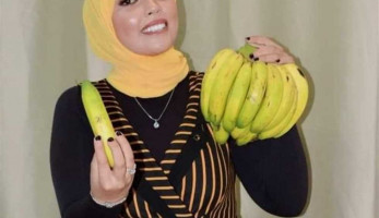 المرشحة صاحبة فكرة تعدد الزوجات تثير الجدل من جديد بجلسة تصوير مع رمزها الانتخابي