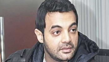 عمرو محمود ياسين يكشف تفاصيل الساعات الأخيرة في حياة والده.. وينفي إصابته بـ«كورونا»