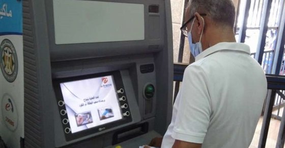 الحكومة تنفي تجميد صرف رواتب الموظفين بماكينات ATM لحين عمل بطاقة "ميزة"