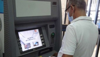 الحكومة تنفي تجميد صرف رواتب الموظفين بماكينات ATM لحين عمل بطاقة "ميزة"