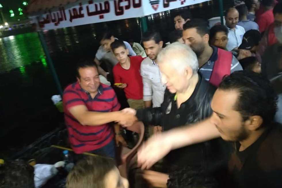 مشادات خلال زيارة مرتضى منصور لنادى ميت غمر.. والمستشار: «أنا صاحب النادي» (صور وفيديو)