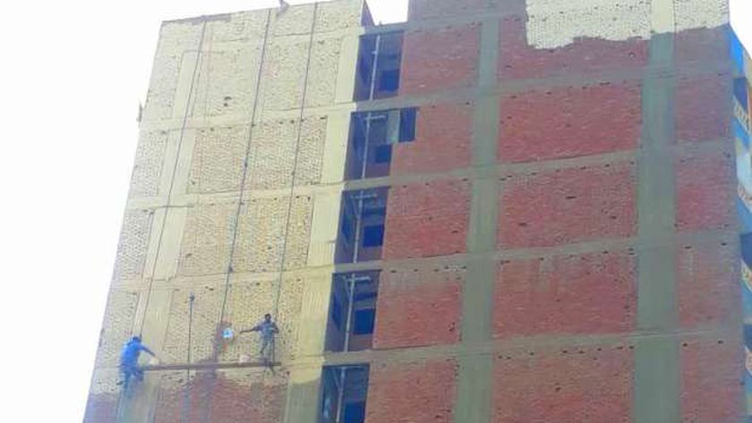 مصدر: قطع المرافق عن العقارات بواجهات الطوب الأحمر حتى يتم طلاؤها