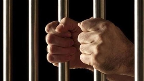 تجديد حبس عاطل وشريكه سرقا طفايات حريق «المترو»