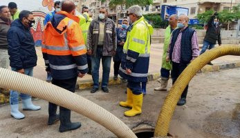 رئيس القابضة للصرف يتفقد شوارع الإسكندرية للتأكد من سحب مياه الأمطار.. فيديو