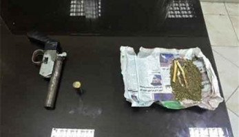 القبض على عاطلين بحوزتهما مخدرات وأسلحة بكوم أمبو