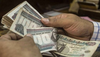 الحكومة تكشف حقيقة تجميد رواتب موظفى الدولة