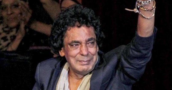بعد أنباء احتجازه بالمستشفى.. تفاصيل حالة محمد منير الصحية