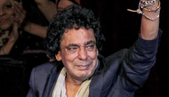 بعد أنباء احتجازه بالمستشفى.. تفاصيل حالة محمد منير الصحية