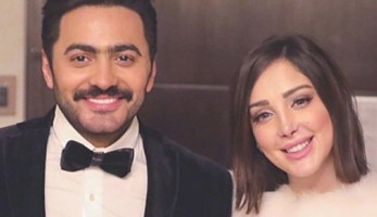 حمل بدون زواج.. زوجة تامر حسني تشارك هجومًا على فنانة معروفة