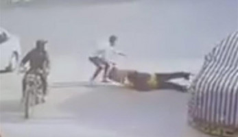 "سحلوها في الشارع".. ضبط المتهمين بسرقة حقيبة محامية في المعصرة (فيديو)