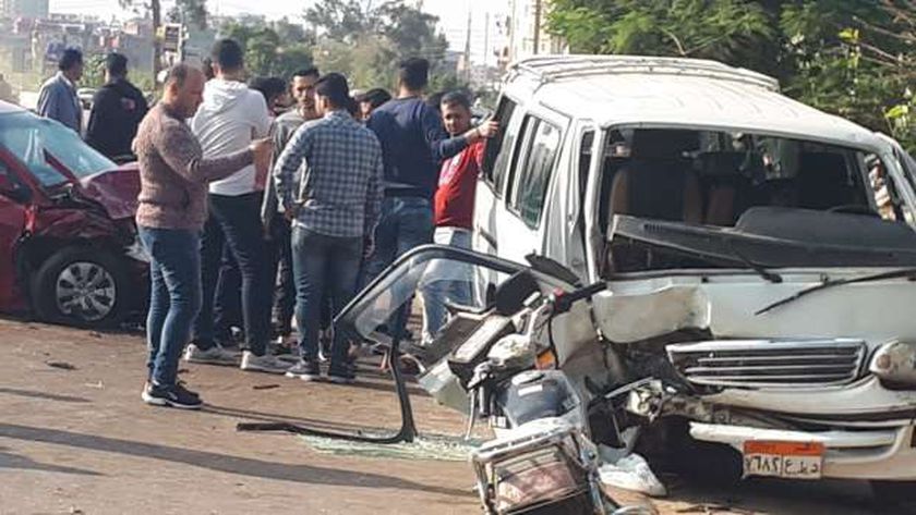 بالأسماء.. إصابة 3 سيدات ورجل في حادث تصادم سيارتين بالفيوم