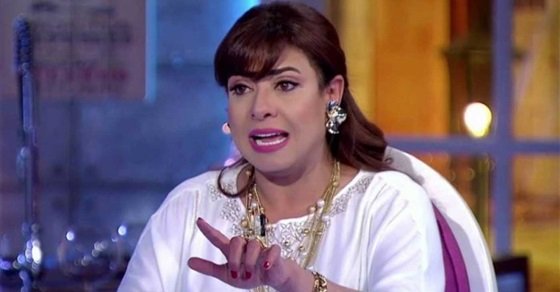 هجوم وتراشق .. حرب كلامية متبادلة بين نشوى مصطفى وأحد متابعيها