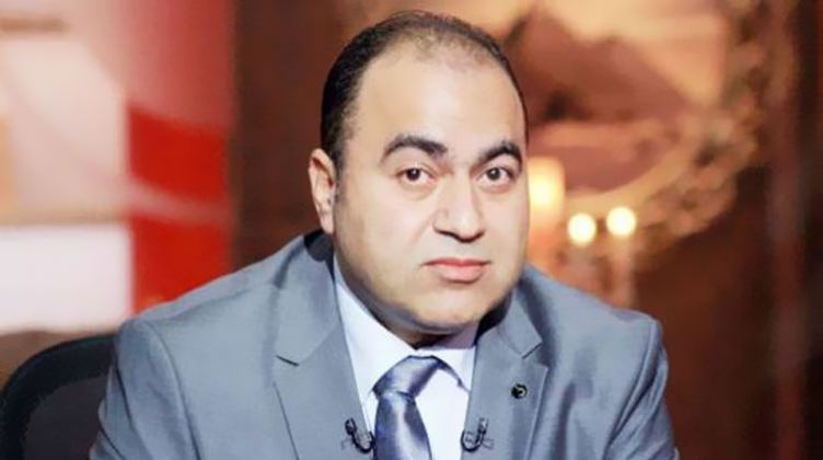 استشاري مناعة يوجه: المصاب بكورونا لـ10 أيام ولا تظهر عليه أعراض.. غير معدي ويمارس حياته