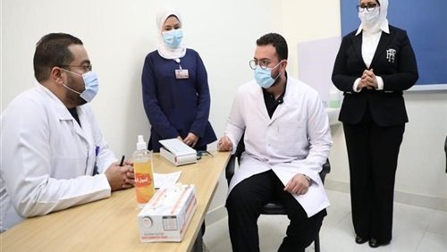 أول طبيب يحصل على لقاح كورونا: لم أتردد والدولة لن تجازف بأطبائها