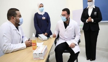 أول طبيب يحصل على لقاح كورونا: لم أتردد والدولة لن تجازف بأطبائها