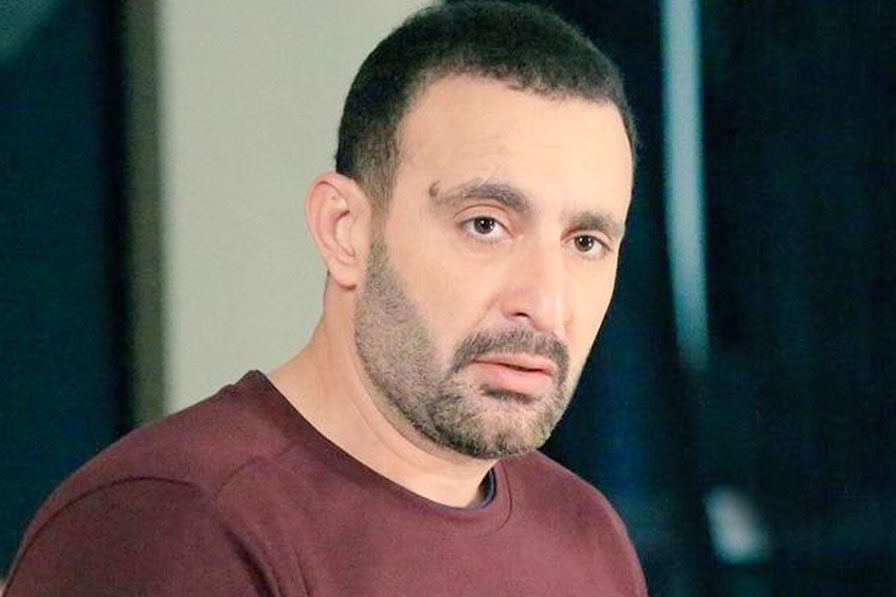 أحمد السقا يعتذر لأحد المصورين في جنازة محمد الصغير: «حقك عليا»