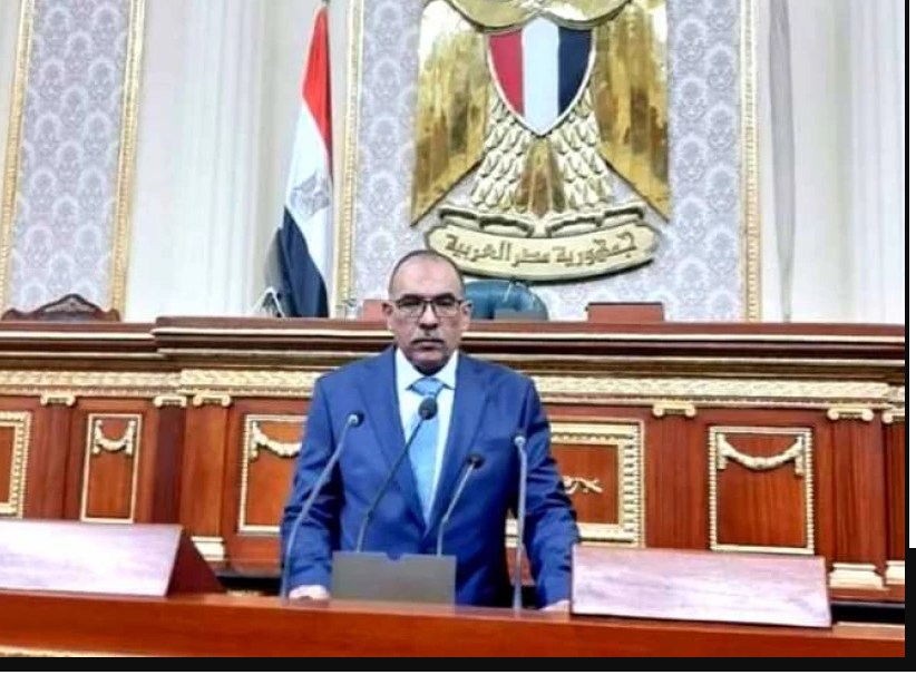 برلماني يطالب بزيادة مرتبات المعلمين والأطباء