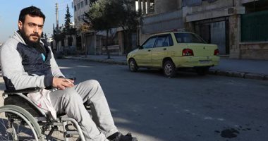 شاب سورى لم يمنعه شلل الجزء السفلى من قيادة التاكسى.. التفاصيل
