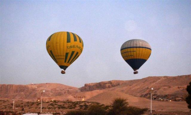 انطلاق رحلات البالون الطائر في سماء الأقصر