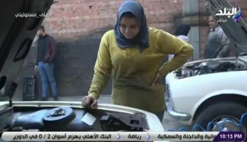 الأسطى سارة في الورشة .. فتاة تتحدى الظروف لمساعدة والديها .. فيديو