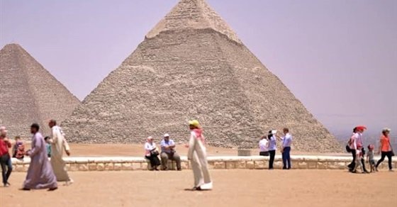 مصدر أمنى: ضبط ٣ أشخاص قاموا بمضايقة سائح بالأهرامات