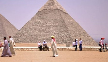 مصدر أمنى: ضبط ٣ أشخاص قاموا بمضايقة سائح بالأهرامات