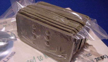ضبط 132 طربة حشيش بحوزة عاطلين بحدائق أكتوبر