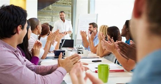 الحكومة تجيز العمل 3 أيام أسبوعيا.. وخبيرة: يمكن دراسة أثر القرار بعد التجربة