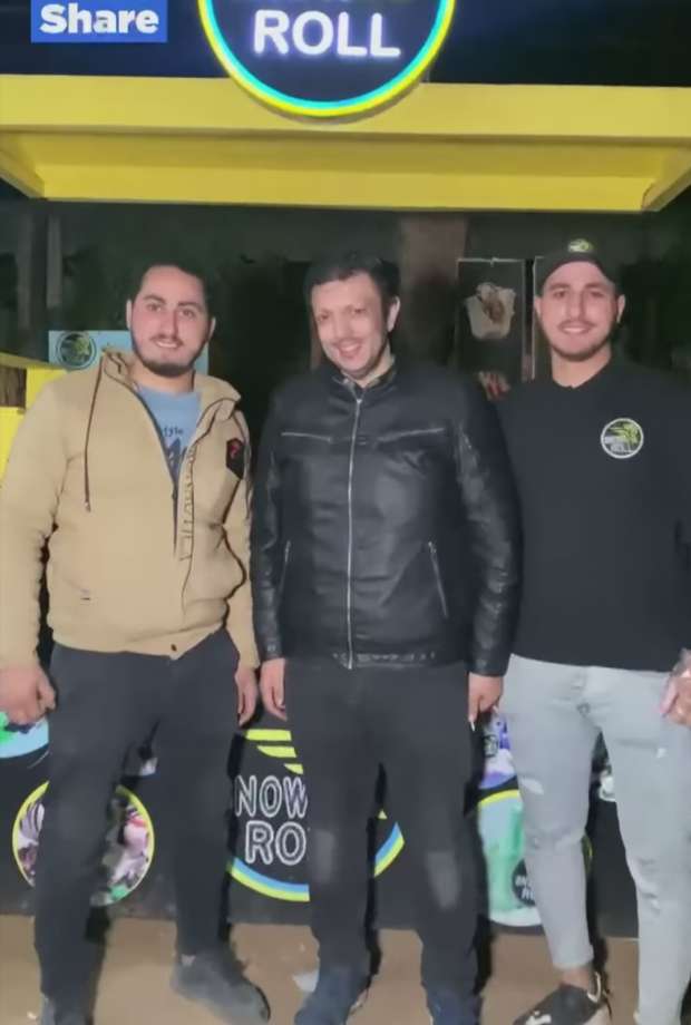حكاية طالب جامعي يتجول في شوارع الزقازيق بـ«عربة آيس كريم»: الشغل مش عيب