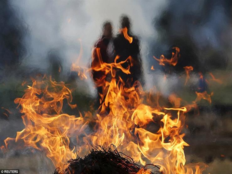 "ماتت وسرها معاها".. قصة نبش قبر موظفة حلوان المتوفاة بكورونا وحرق جثمانها