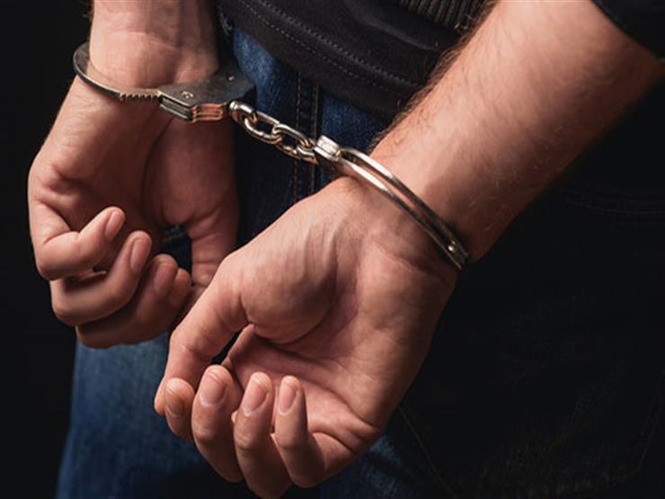 بزعم تسفيره للخارج.. ضبط عامل استولى على أموال شخص في سوهاج