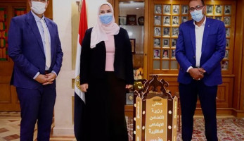 متعافون من الإدمان يهدون وزيرة التضامن فانوس رمضان من تصميمهم