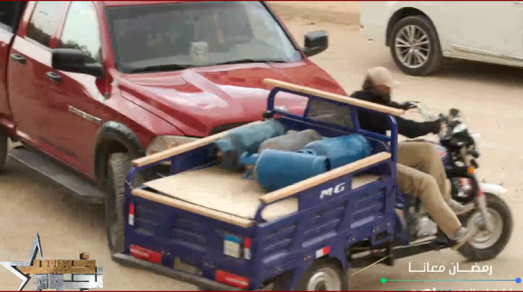 شاهد.. عائشة بن أحمد تصطدم بتروسيكل محمل بأسطوانات غاز في (5 نجوم)