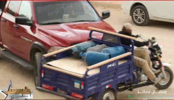 شاهد.. عائشة بن أحمد تصطدم بتروسيكل محمل بأسطوانات غاز في (5 نجوم)