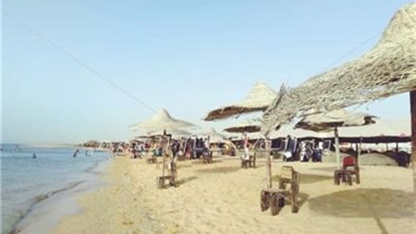 شواطئ الفنادق تستقبل زوارها طوال أيام العيد