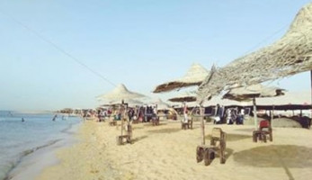شواطئ الفنادق تستقبل زوارها طوال أيام العيد