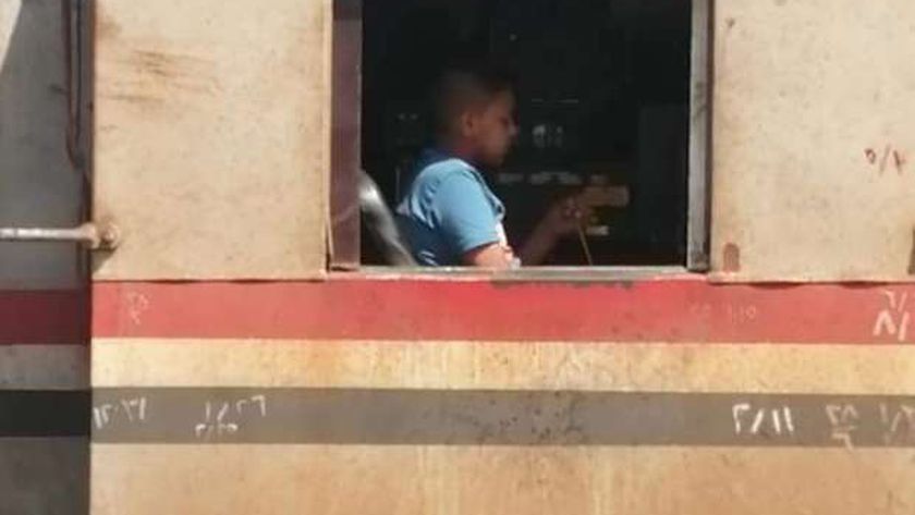 السكة الحديد تكشف حقيقة صورة جلوس طفل داخل كابينة قيادة قطار