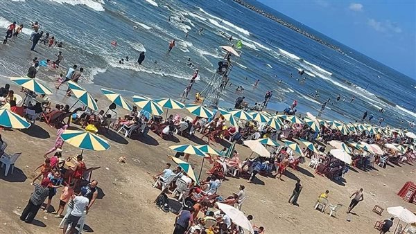 إنقاذ 38 حالة من الغرق وتسليم 77 طفلًا تائهًا إلى ذويهم في رأس البر